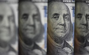 ЦБ установил официальный курс доллара на выходные и понедельник ниже ₽83