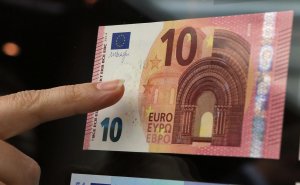 Курс евро к доллару упал до минимума за 17 месяцев