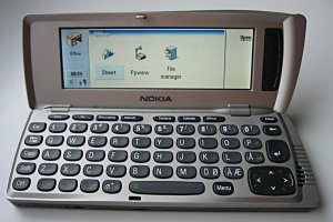 От Apple ожидают складного iPhone. Какими были «раскладушки» в 2000-х