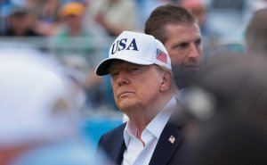 Трамп ответил на опасения разработчиков ИИ о захвате интернета