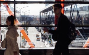 В аэропортах Москвы задержали почти 100 рейсов после ночной атаки БПЛА