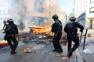 Пожары и столкновения: третья неделя протестов школьников во Франции