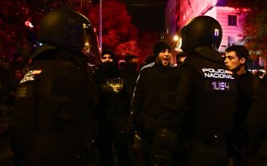 Протесты после крушения поездов в Испании привели к стычкам с полицией