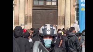 Более полумиллиона протестующих вышли на улицы во Франции