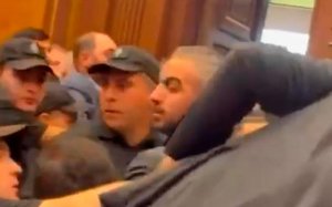 В парламенте Армении подрались депутаты партии власти и оппозиции. Видео