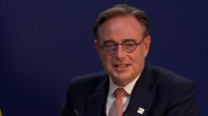 Бельгийский премьер сослался на незнание языка после вопроса о России