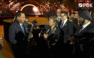 Премьер Таиланда сыграл на саксофоне на экономическом саммите. Видео