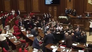 Драка в парламенте Армении началась из-за слов о женщинах. Видео