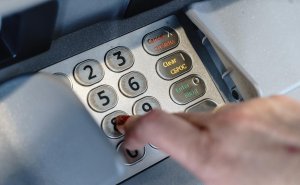 Россиянам дали возможность вносить наличные через банкоматы других банков
