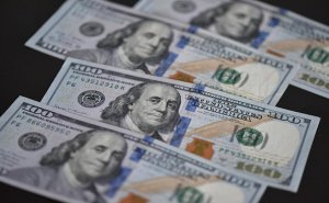 ЦБ установил официальный курс доллара на 25 августа выше ₽83