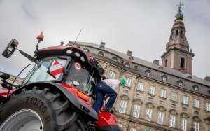 В Дании протестующие фермеры собрали колонну тракторов длиной в 3 км