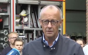 Мерца освистали на первом за месяц появлении на публике. Видео