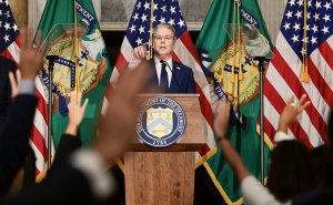 США объявили о начале атаки на финансовые связи Ирана во всем мире