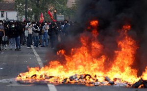 Во Франции продолжились столкновения полиции с протестующими. Видео