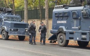 Бронетехнику вывели на улицы Франции из-за протестов. Видео