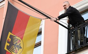 Флаг Германии сняли с генконсульства в Петербурге. Фото