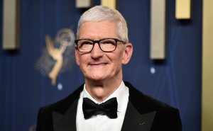 Экс-глава Apple Тим Кук продал акции компании почти на $64 млн