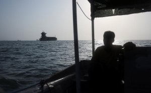 КСИР сообщил о подорвавшемся на минах в Ормузском проливе супертанкере