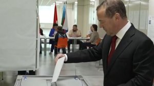 Медведев проголосовал на выборах в Госдуму. Видео