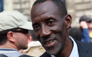 Французский мэр станцевал рядом с горящей урной на протесте школьников