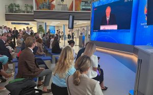 Как смотрят выступление Путина на стендах ВЭФ-2026. Фотографии