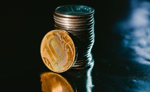 Опрошенные ЦБ аналитики подняли прогноз по доллару после его роста летом