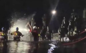 В британском Портсмуте вспыхнули протесты из-за лодки с мигрантами. Видео