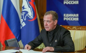 Медведев указал на то, что Россия, в отличие от Украины, проводит выборы