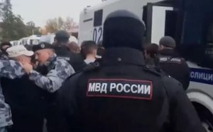 КПРФ заявила о 65 задержанных на митинге памяти об обстреле Дома Советов