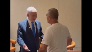 Нетаньяху встретился с пассажиром рейса flydubai. Видео