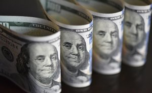 ЦБ резко опустил курс доллара ниже ₽84